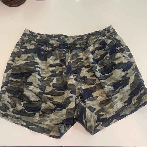 Elastic waist outdoor Columbia shorts. Camo. Size large. 100% nylon. - Picture 1 of 5